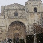 Una persona se protege de la nieve en San Marcos.