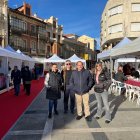 El alcalde, y otros miembros de la corporación, inauguraron el mercadillo.