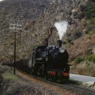 El tren minero que recorrió el Valle del Sil a su paso por El Escobio.