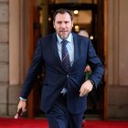 El ministro de Transporte, Óscar Puente, durante la celebración del Día de la Constitución en el Congreso de los Diputados, donde se le pudo ver luciendo el popular muñeco Sonny Angel en su móvil.