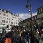 Grupo de turistas en una visita guiada por la capital.