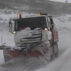 Una máquina quitanieves limpia la carretera comarcal CA-183 durante este domingo en la localidad cántabra de la Lomba. La nieve que ha caído en las últimas horas en Cantabria ha cerrado totalmente al tráfico el puerto de Lunada, en la CA-643, y obliga a usar cadenas en el de Palombera y en otros dos tramos de carretera. EFE/ Pedro Puente Hoyos