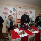 El obispo, en el centro, y los responsables de Cáritas Diocesana y de Ponferrada.