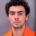 Una fotografía proporcionada por el Departamento de Policía de Altoona, Pensilvania, de Luigi Mangione, sospechoso de estar relacionado con el asesinato de la semana pasada del director ejecutivo de UnitedHealthCare, Brian Thompson, tomada después de ser arrestado en Altoona, Pensilvania, EE.UU., el 9 de diciembre de 2024 (publicada 10 de diciembre de 2024). EFE/EPA/Departamento de Policía de Altoona.