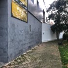 Limpieza de las pintadas en el centro cívico de Flores del Sil.