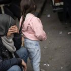 Una mujer llora al ver a la gente llegar a identificar cuerpos procedentes de la cárcel Sednaya en Damasco, Siria.