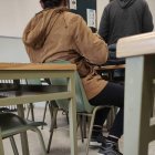 Un alumno del Faustina Álvarez en clase con la cazadora puesta.