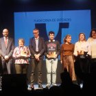 Las personas premiadas en la gala del 25 aniversario de la Plataforma del Voluntariado con las autoridades.