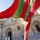 El pendón de san Isidoro ondea delante de la Basílica