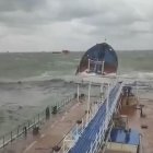 Dos petroleros rusos sufrieron sendos accidentes en el estrecho de Kerch y vertieron petróleo en aguas del mar de Azov, donde se desató una fuerte tormenta, informó este domingo el Ministerio para Situaciones de Emergencia. Se trata del 'Bolgoneft 212', que encalló tras sufrir daños en la proa, y del 'Bolgoneft 239', que se encuentra a la deriva, según la fuente en Telegram. EFE/CANAL DE TELEGRAM DE LA FISCALÍA DE TRANSPORTE DEL SUR DE RUSIA. - *SOLO USO EDITORIAL/SOLO DISPONIBLE PARA ILUSTRAR LA NOTICIA QUE ACOMPAÑA* (CRÉDITO OBLIGATORIO)