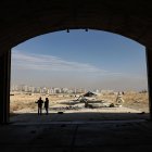 Fotografía de aviones destruidos en la base aérea de Mezzeh, este lunes en las afueras de Damasco (Siria). Después de que los rebeldes sirios derrocaran al presidente Bashar al-Assad el 8 de diciembre de 2024, el ejército israelí llevó a cabo ataques en toda Siria para destruir lo que quedaba del arsenal militar del régimen de Assad. EFE/EPA/ANTONIO PEDRO SANTOS