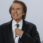 Fotografía de archivo, tomada el pasado 11/12/2024, del cantante Raphael, que ha sido ingresado esta tarde en un centro hospitalario madrileño tras sufrir un episodio cerebrovascular mientras participaba en el espacio de TVE 'La Revuelta'. EFE/Archivo/Zipi