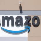 Logotipo de Amazon en una de sus sedes en EEUU. EFE/EPA/ETIENNE LAURENT