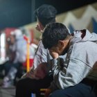 Archivo del pasado mes de enero de dos migrantes menores en el puerto de Gran Tarajal, en El Hierro. EFE/Carlos de Saá