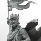 Estatua de Alfonso IX en la plaza Santo Martino en León.