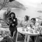 En la foto de archivo (1950) la famosa actriz en Tossa de Mar (Girona), acompañada de su tercer marido Frank Sinatra (d), donde llegó para rodar la película "Pandora y el holandés errante".
