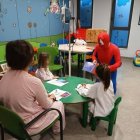Spiderman durante su visita al Hospital de León.