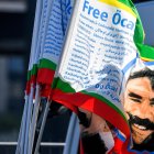 Activistas kurdos piden en Alemania la liberación de Abdullah Ocalan, encarcelado en Turquía. EFE/EPA/SASCHA STEINBACH