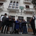 Pepín Villarejo, con mono azul, recibió a la alcaldesa y al fabricante de almadreñas de Mondoñedo en su despedida mientras Ignacio 'Pancha' le dedicaba una balada.
