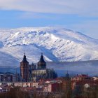 La catedral de Astorga con el Teleno nevado al fondo, el pico de domina la ciudad y Maragatería, el monte sagrado bajo un nombre mixto romano-indígeno: Mars Tilenus era a la vez el dios romano Marte, bajo su advocación agraria, y el dios indígena Tilenus. Es la cumbre más elevada de los montes de León, parte del macizo Galaico-Leonés, con una altitud de 2.188 metros sobre el nivel del mar.