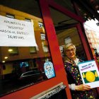 La responsable del bar Gómez de Ponferrada, ayer con el cartel «Apúntate al ‘Muerto’».