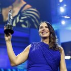 La actriz española Karla Sofia Gascon con su Premio del Cine Europeo a mejor actriz por "Emilia Pérez", durante la gala celebrada ayer en el Centro de Convenciones KKL en Lucerna.