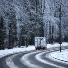 Un camión circula por una carretera cubierta de nieve en Liverpool, Gran Bretaña, el 5 de enero de 2025. EFE/EPA/ADAM VAUGHAN