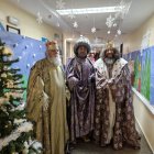 Los Reyes Magos visitan a niños y mayores ingresados en el Hospital El Bierzo.