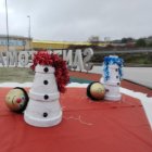 Figuras de muñecos de nieve con la cabeza arrancada en Santo Tomás de las Ollas.