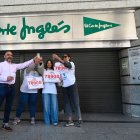El Corte Inglés de León reparte el Primer premio de la lotería del Niño.
