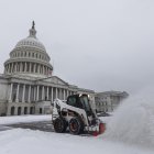 Una máquina quitanieves trabaja en los aledaños del Capitolio, en Wahington, este lunes 6 de enero de 2025, mientras el Congreso estadounidense certifica los votos del Colegio Electoral tras las elecciones del 5 de noviembre que dieron el triunfo a Donald Trump. EFE/Jim Lo Scalzo