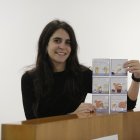 La científica Indira Álvarez posa con una de sus ilustraciones.