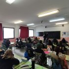 Alumnos del Eras de Renueva, con el abrigo puesto en clase. DL