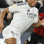 El centrocampista británico del Real Madrid Jude Bellingham disputa un balón ante el centrocampista del Mallorca Dani Rodríguez (d) durante el partido de semifinales de la Supercopa de España de fútbol entre el Real Madrid y el Mallorca, este jueves en Yeda. EFE/ Alberto Estévez