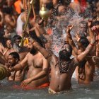 Participantes en el Kumbh Mela se bañan en el Ganges en 2021. EFE/EPA/IDREES MOHAMMED