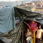 Foto de Archivo. A11 UKHIYA (BANGLADESH), 05/10/2017.- Una familia de la minoría musulmana rohinyá permanece junto a su tienda del campamento improvisado de Palongkhali en Ukhiya, Bangladesh, hoy, 5 de octubre de 2017. La oficina de la ONU en Bangladesh cifró el pasado 3 de octubre en 509.000 el número de rohinyá llegados al país desde el 25 de agosto tras huir de la ola de violencia en Birmania, unos 2.000 más que los registrados hace dos días. EFE/ABIR ABDULLAH
