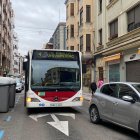 El autobús afectado, durante el momento del corte.