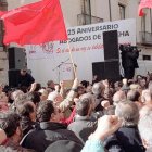 Decenas de manifestantes se agruparon frente al número 55 de la calle Atocha de Madrid para recordar la matanza que tuvo lugar en un despacho de abogados laboralistas de ese edifico, durante la transición política pos-franquista, a manos de dos pistoleros ultraderechistas.