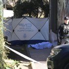 Lugar donde sucedieron los hechos, acordonado por la Policía.