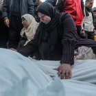 Una mujer palestina llora sobre los cuerpos cubiertos de los miembros de una familia palestina asesinados en un ataque aéreo israelí, en el Hospital de los Mártires de Al Aqsa en la ciudad de Deir Al Balah, en el centro de la Franja de Gaza, 15 de enero de 2025. 
                       EFE/EPA/MOHAMMED SABER