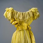Vestido de baile amarillo de Villa París en La Coruña, adquirido a un anticuario de Cacabelos.