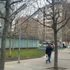Una persona se protege de los copos de nieve este domingo en la León.