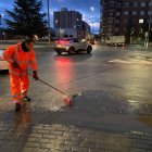 Operarios limpian la zona este miércoles por la mañana tras el gran reventón de la tubería