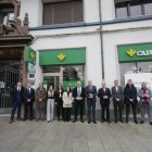 Foto de familia de la inauguración de Caja Rural en la plaza de Guzmán.