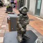 La figura de un astronauta homenajea los astros leoneses Pablo Álvarez y Sara García.