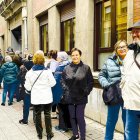La cola ayer a media mañana en la calle Colón. DL
