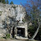 Entrada de la Ermita de San Guillermo en el municipio de Cistierna, León.