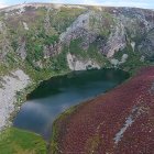 El lago de origen glaciar de Truchillas, en la Cabrera, monumento natural en un circo de un antiguo glaciar rodeado de un anfiteatro de montañas