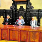 Los responsables políticos y sindicales con el cartel