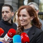 La ministra de Sanidad, Mónica García, atiende a los medios antes del inicio de las pruebas de Formación Sanitaria Especializada, este sábado en el Ministerio de Sanidaden Madrid.-EFE/ Victor Lerena